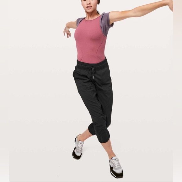Lululemon Dance Studio Crop 25” Pants — Black | Size 4| Excellent Condition - Picture 2 of 8